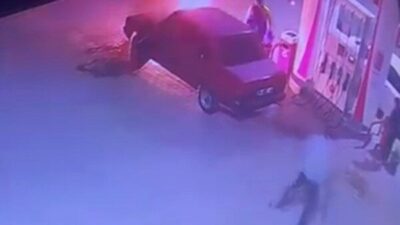 Bitlis'in Ahlat ilçesindeki bir akaryakıt istasyonunda, sürücünün aracını çalıştırırken motor