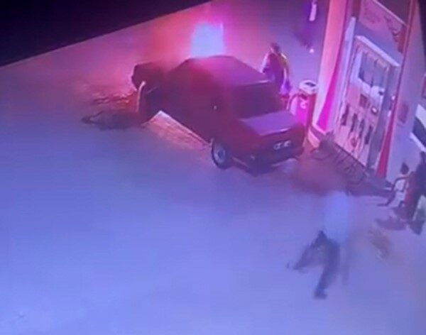 Ahlat’taki Akaryakıt İstasyonunda Araç Yangını Paniğe Neden Oldu, Olay Kontrol Altına Alındı Bitlis'in Ahlat ilçesindeki bir akaryakıt istasyonunda, sürücünün aracını çalıştırırken motor