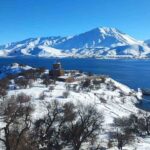 Akdamar Adası karla kaplandı, ziyaretçiler muhteşem manzarayı görmek için akın etti.