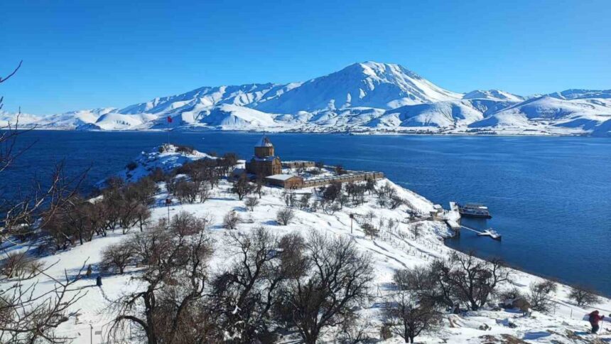 Akdamar Adası karla kaplandı, ziyaretçiler muhteşem manzarayı görmek için akın etti.