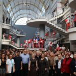 Akdeniz Üniversitesi Rektörü Prof. Dr. Özlenen Özkan, hastane çalışanları ve çocuk hastalarla yeni yıl etkinliği düzenledi.