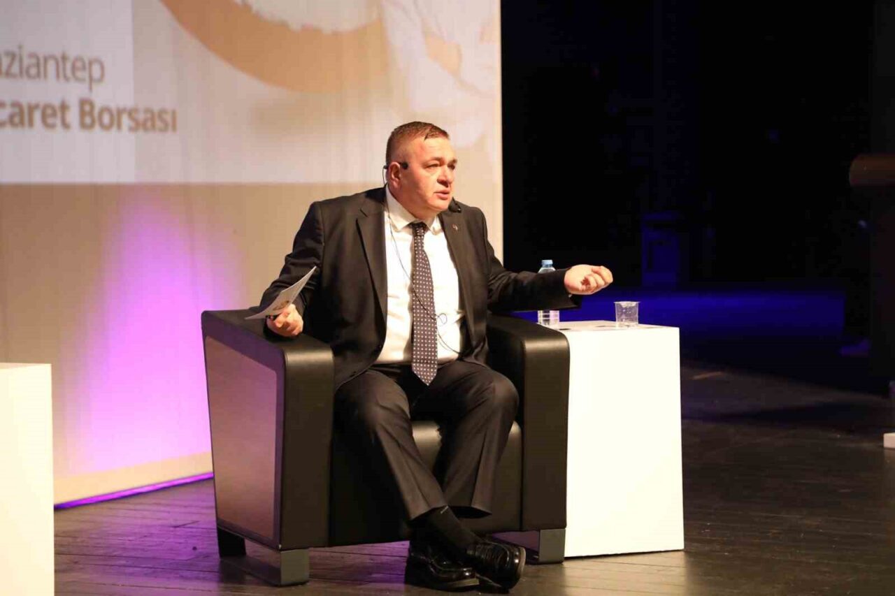 Gaziantep Ticaret Borsası Başkanı Mehmet Akıncı, Gaziantep Üniversitesi'nde düzenlenen kariyer