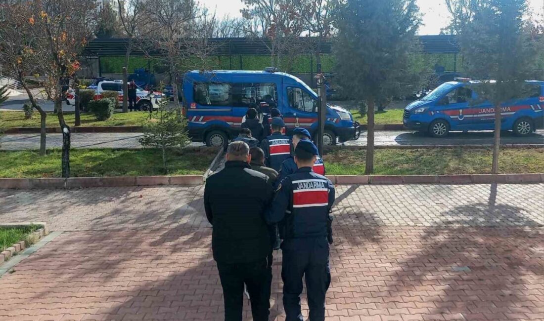 Aksaray merkezli dolandırıcılık ağına yönelik operasyonda 5 şüpheli adli kontrol ile serbest bırakıldı. Aksaray'da düzenlenen dolandırıcılık operasyonunda K.O. (20), G.E. (19), V.B. (29),
