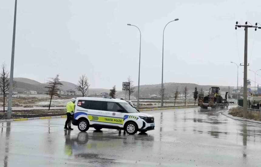 Aksaray’da yoğun kar yağışı ulaşımı etkiledi, Ortaköy yoluna geçici kapatma getirildi.