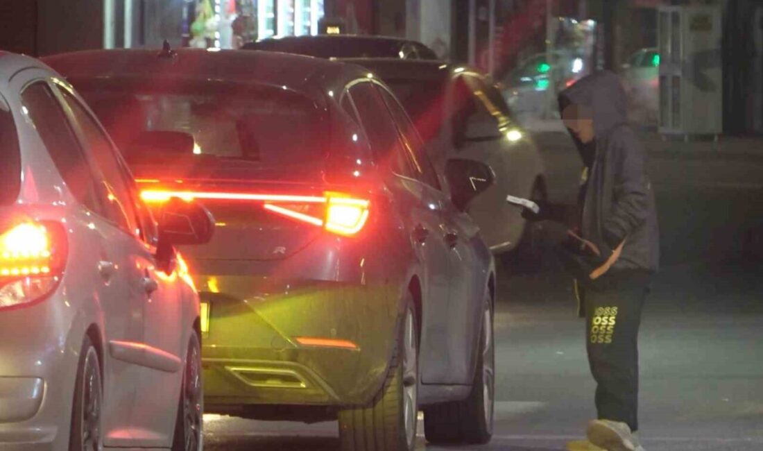 Aksaray'da, 7 ila 13 yaş arasındaki çocuklar, trafik ışıklarında mendil