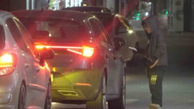 Aksaray'da, 7 ila 13 yaş arasındaki çocuklar, trafik ışıklarında mendil