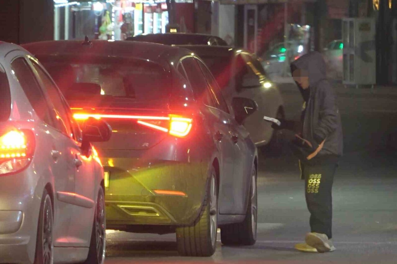 Aksaray'da, 7 ila 13 yaş arasındaki çocuklar, trafik ışıklarında mendil
