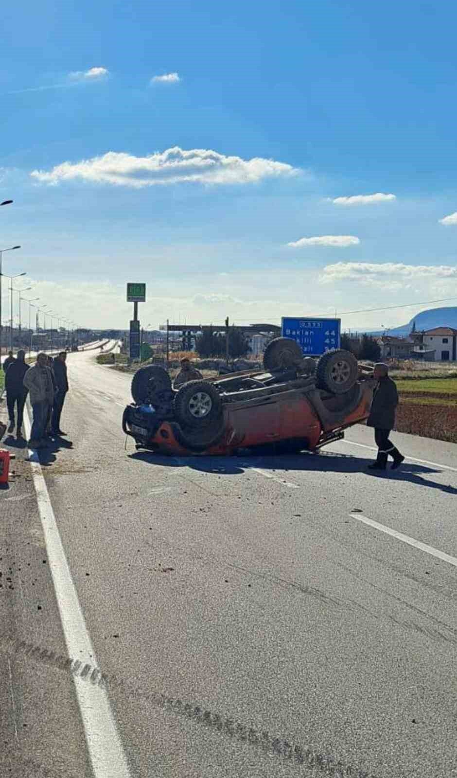 Denizli’de Direksiyon Kontrolünü Kaybeden Pikap Takla Attı, Yaralı Yok Denizli'nin Çivril ilçesinde Yakup A. yönetimindeki pikap, aksının kırılması nedeniyle