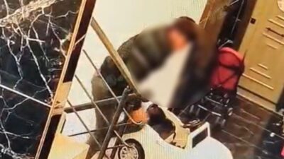 Mersin'in Toroslar ilçesinde bir apartmandan akülü çocuk arabası ve bisiklet