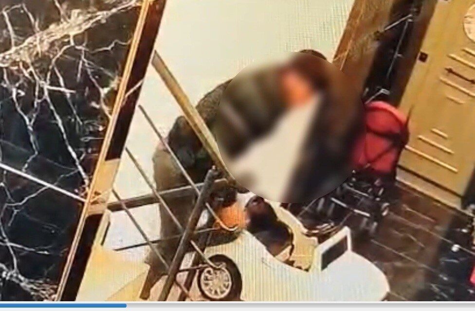 Mersin’de Çalınan Akülü Çocuk Arabası ve Bisiklet için İki Şüpheli Güvenlik Kameralarıyla Yakalandı Mersin’in Toroslar ilçesinde bir apartmandan akülü çocuk arabası ve bisiklet