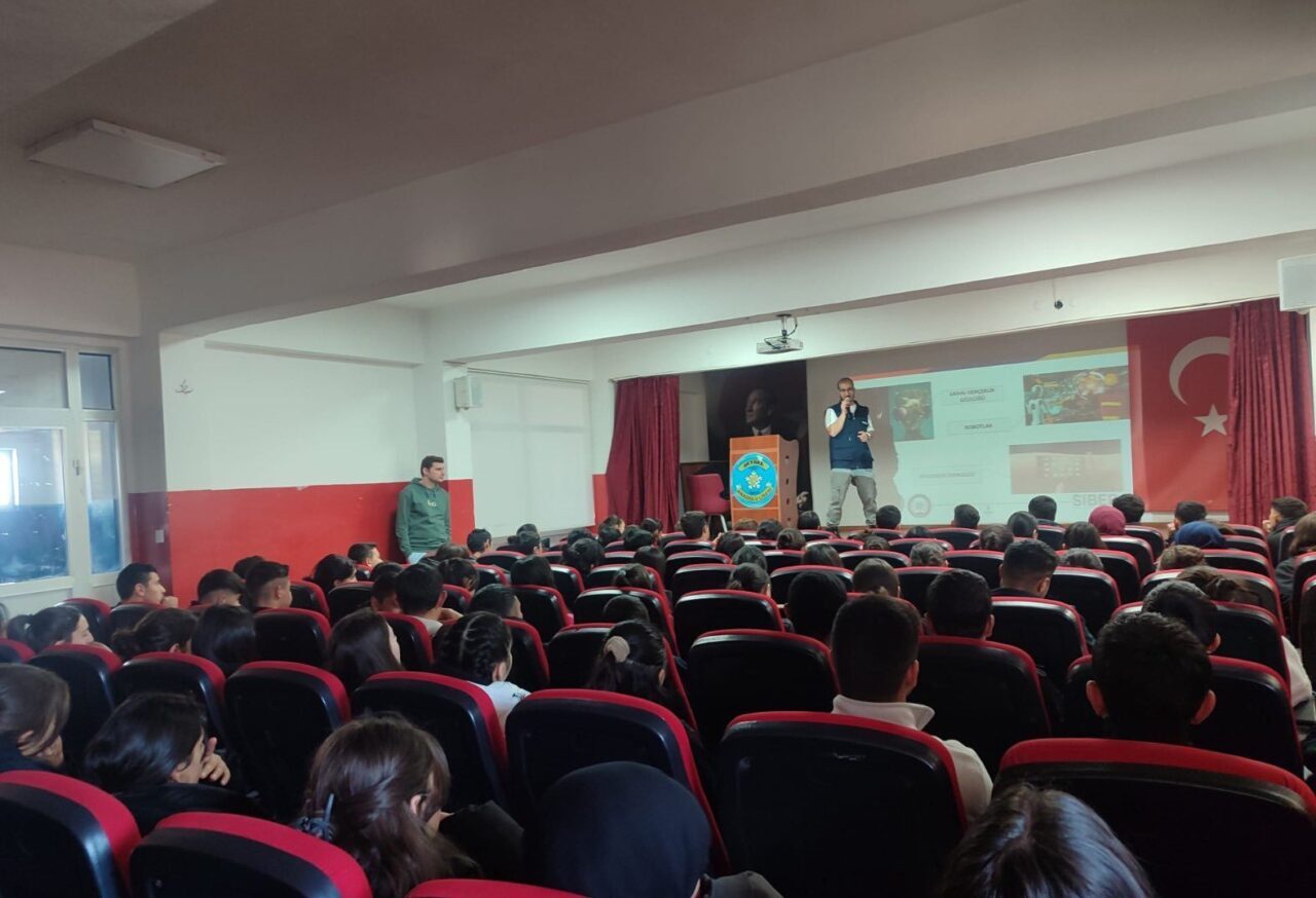 Kars'ın Akyaka ilçesindeki Borsa İstanbul Anadolu Lisesi'nde, İl Emniyet Müdürlüğü