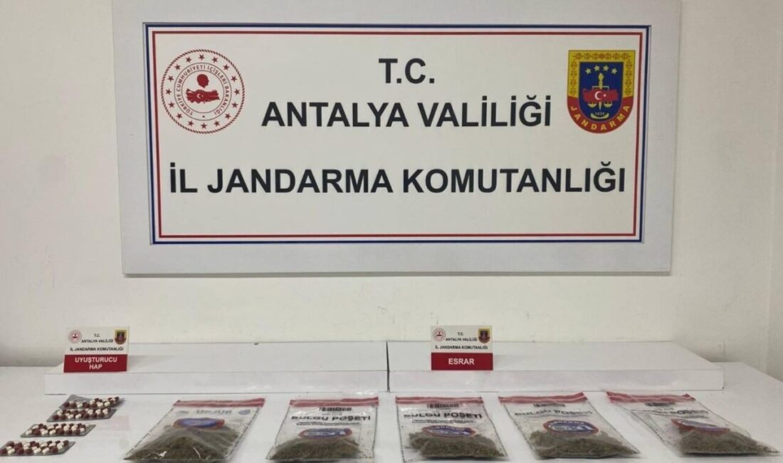 Alanya’da Jandarma Ekibinin Otel Baskınında Uyuşturucu ve Sentetik Hap Ele Geçirildi Antalya'nın Alanya ilçesinde jandarma, bir otelde gerçekleştirdiği operasyonda 350 gram