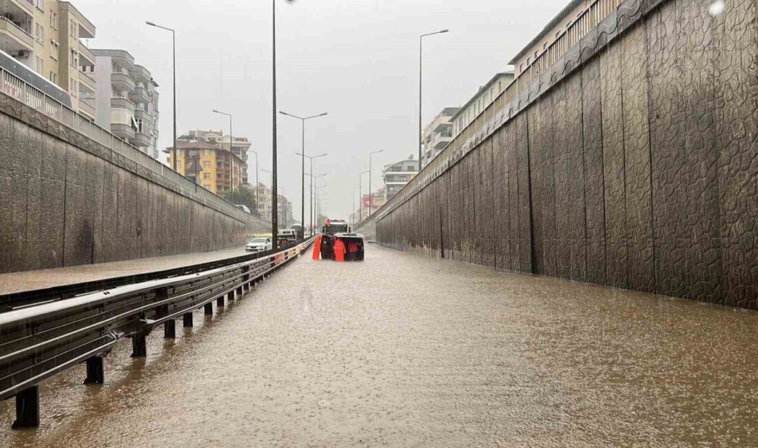 Alanya’da Şiddetli Yağışlar Yaşamı Olumsuz Etkiledi, Araçlar Mahsur Kaldı Alanya'da dün akşam başlayan sağanak yağış, gün içinde etkisini artırdı