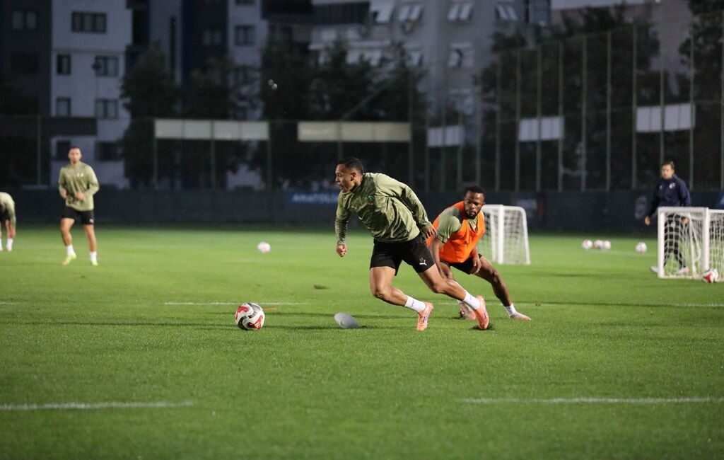 Corendon Alanyaspor, Trendyol Süper Lig’in 15. haftasında Antalyaspor ile oynayacağı