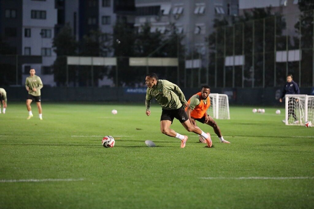 Corendon Alanyaspor, Trendyol Süper Lig’in 15. haftasında Antalyaspor ile oynayacağı