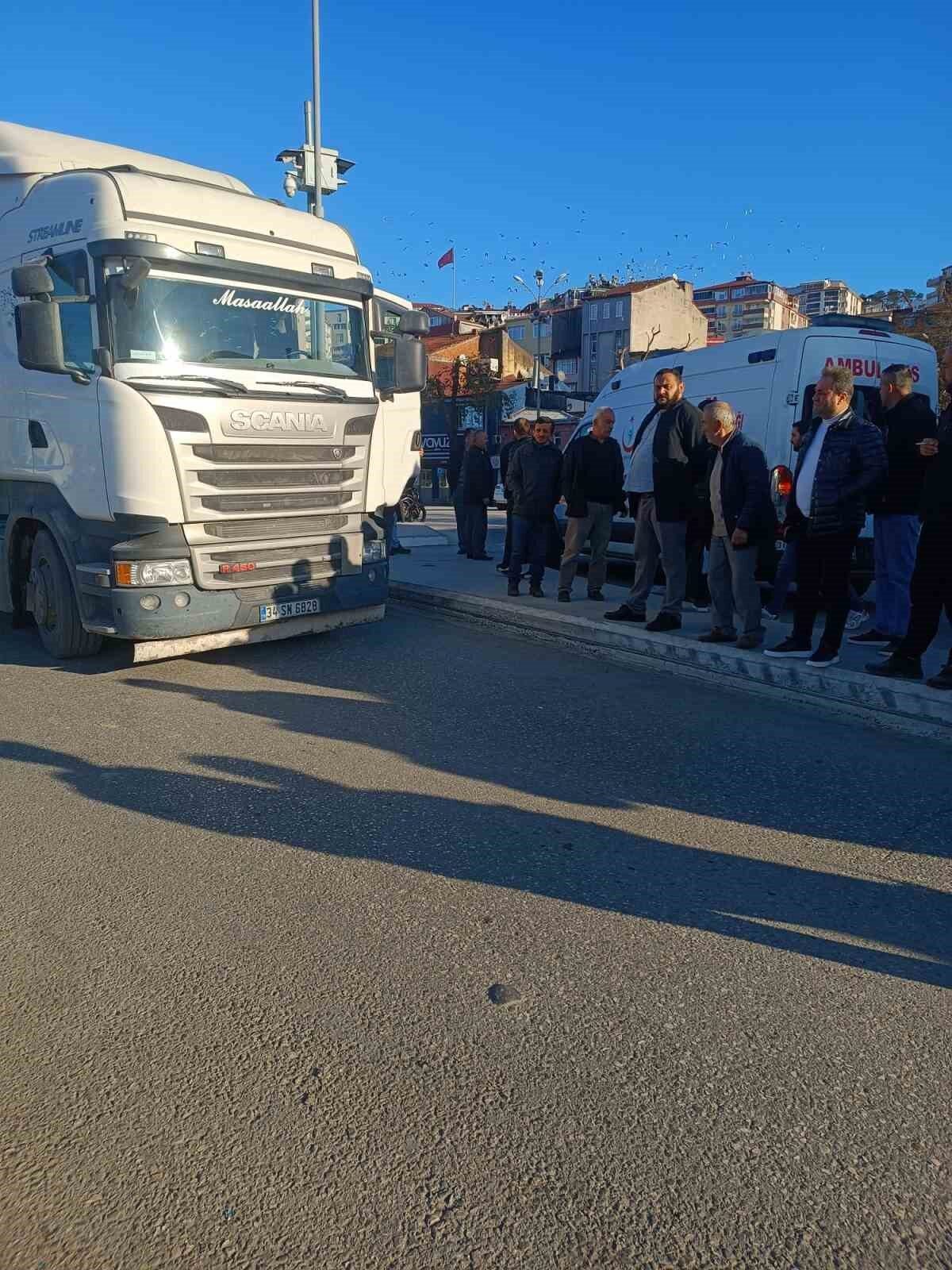 Zonguldak'ın Alaplı ilçesinde, 13 yaşındaki M.Ö. yolun karşısına geçerken tır