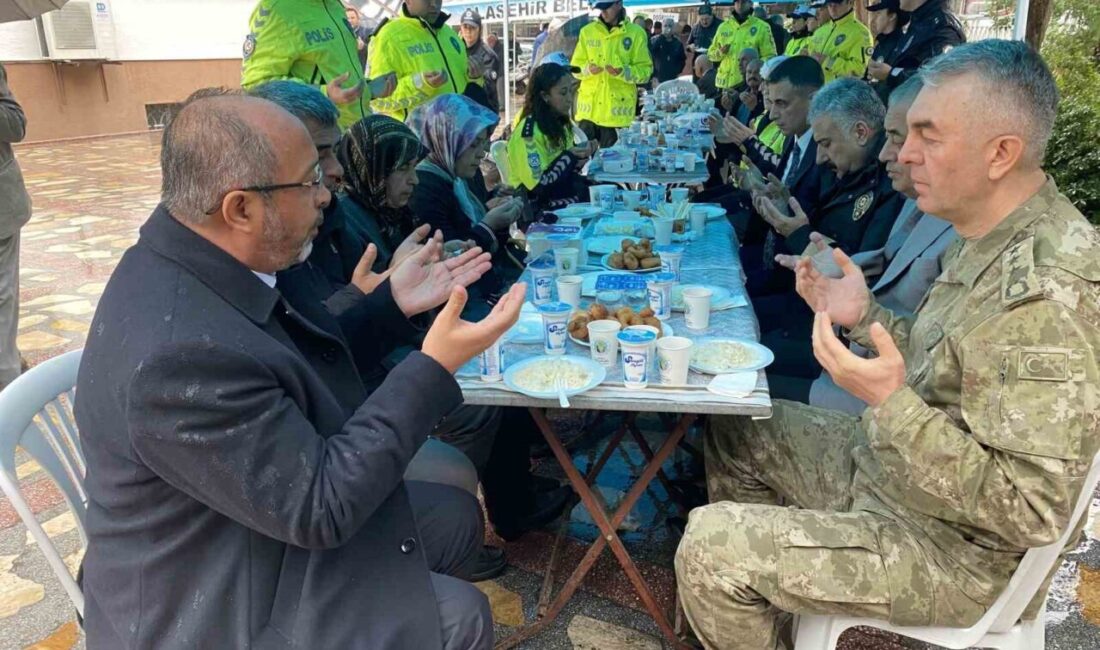 Manisa'nın Alaşehir ilçesinde trafik kazasında şehit düşen polisler için lokma