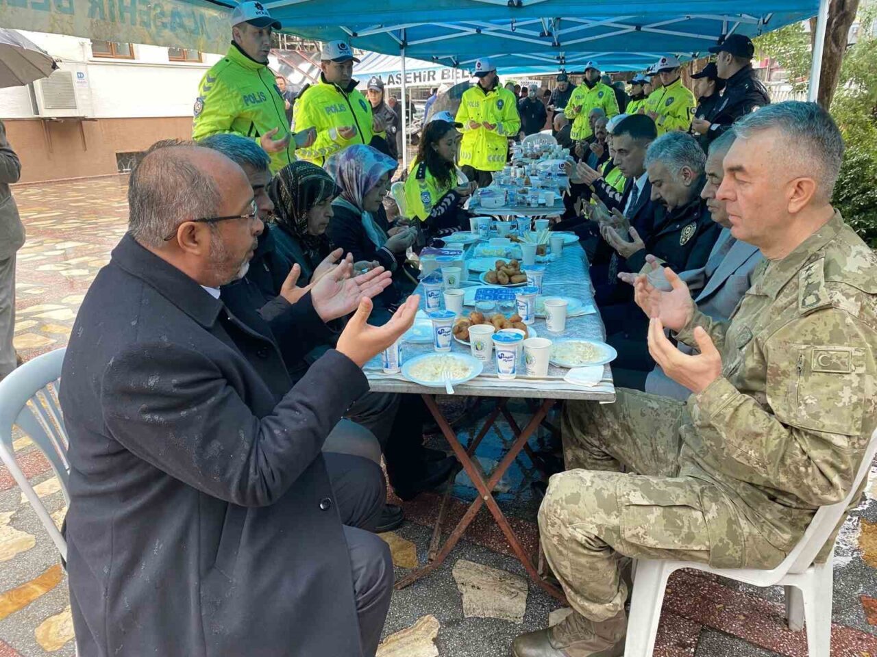 Manisa'nın Alaşehir ilçesinde trafik kazasında şehit düşen polisler için lokma