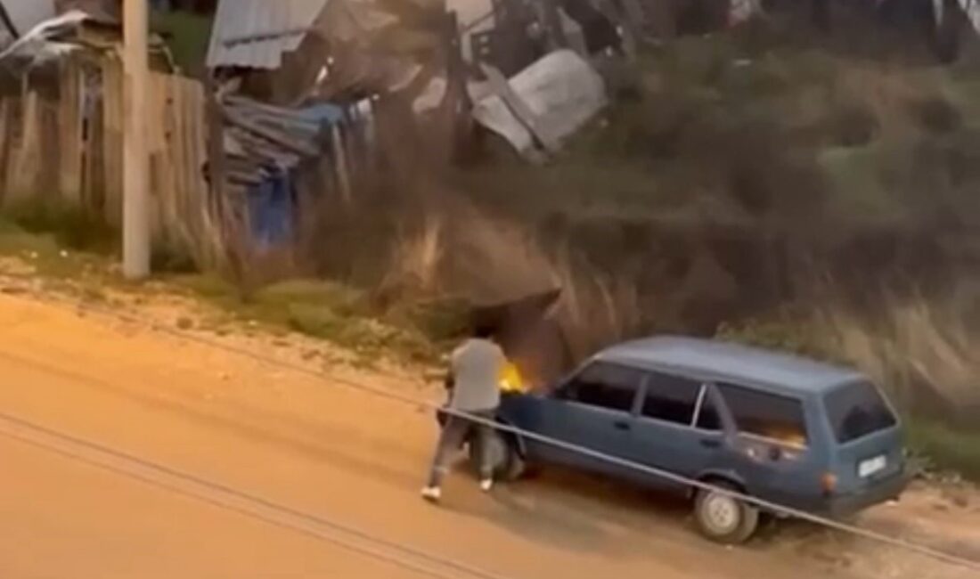 Bolu'da Kalıcı Konutlar Mahallesi'nde bir sürücü, Fiat Kartal marka aracında