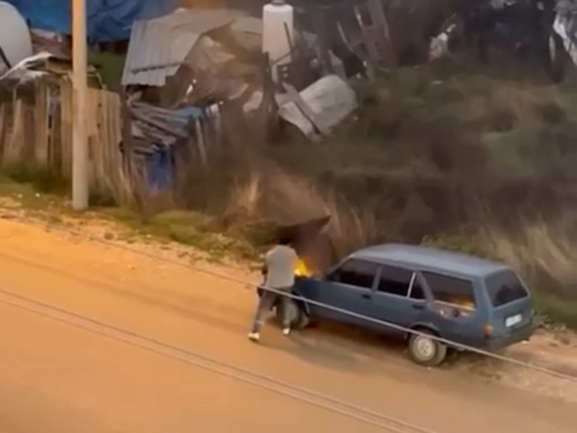 Bolu'da Kalıcı Konutlar Mahallesi'nde bir sürücü, Fiat Kartal marka aracında