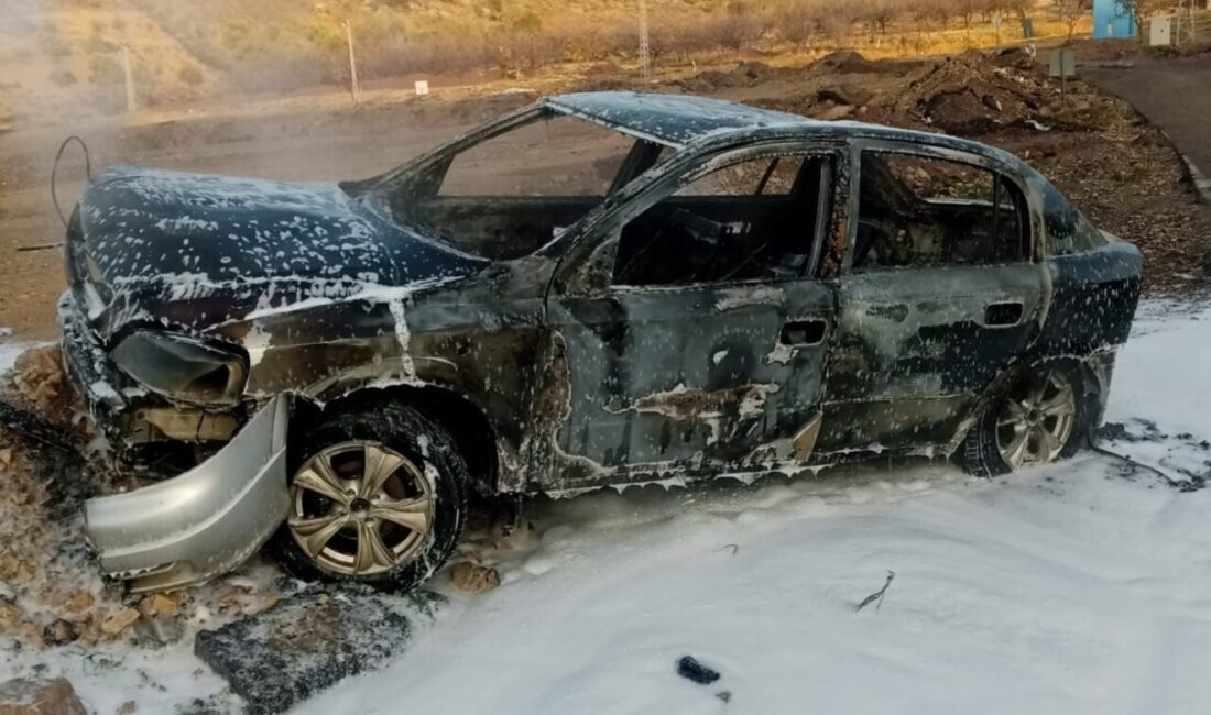 Kahramanmaraş'ın Dulkadiroğlu ilçesinde seyir halindeki bir araçta çıkan yangın, itfaiye