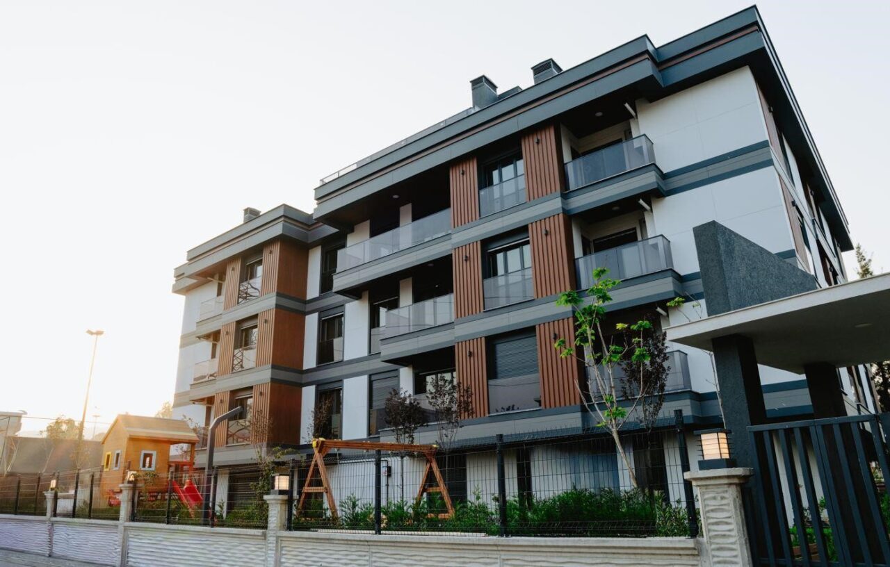 Aliağa'daki yeni adliye binasının inşaatı sürerken, Adalet Teşkilatı Güçlendirme Vakfı,