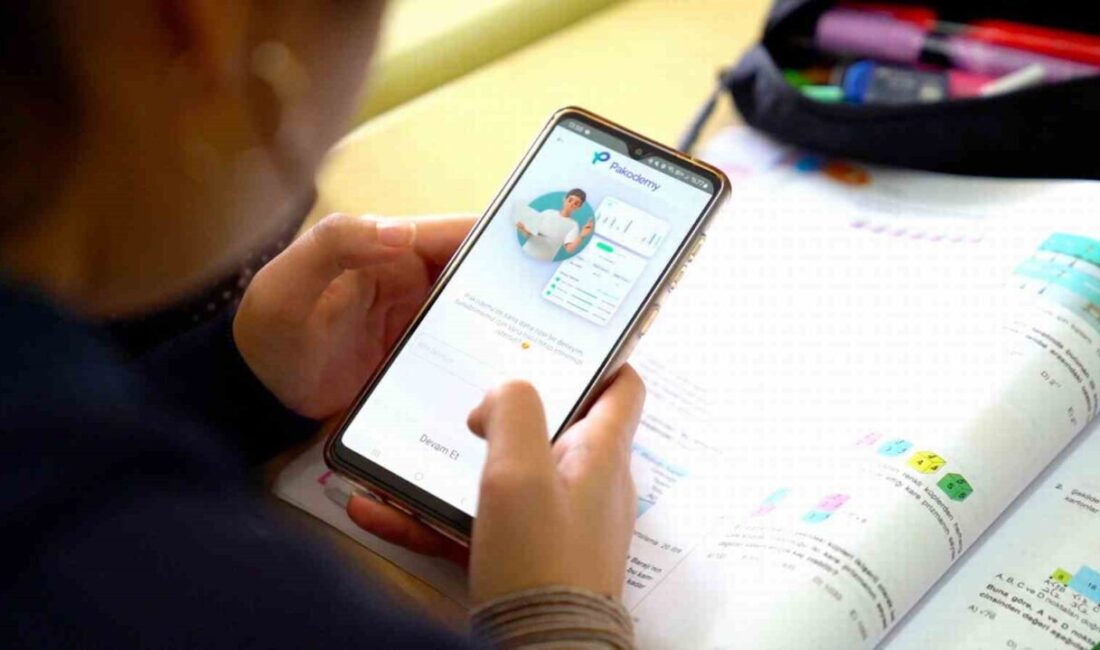 Aliağa Belediyesi, üniversite sınavına hazırlanan 12. sınıf öğrencilerine ücretsiz Pakodemy