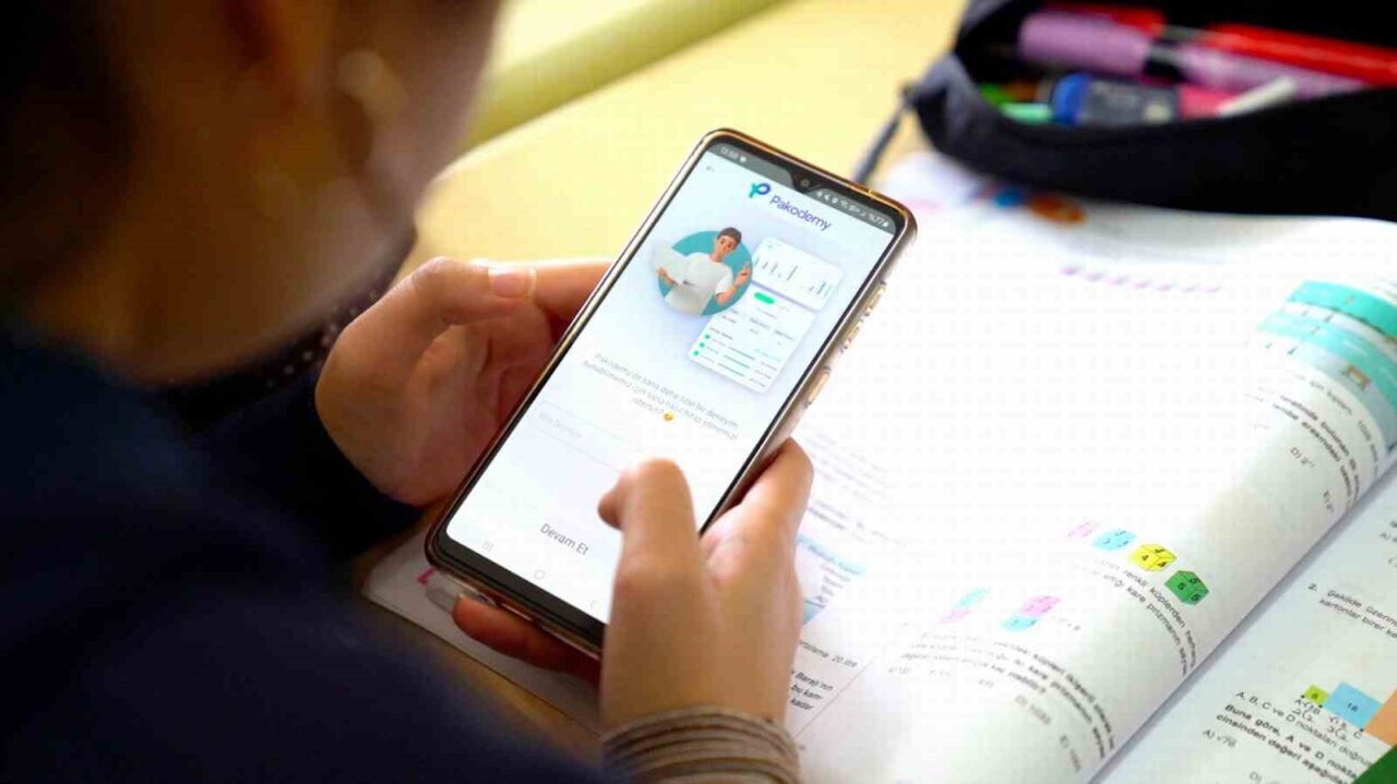 Aliağa Belediyesi, üniversite sınavına hazırlanan 12. sınıf öğrencilerine ücretsiz Pakodemy