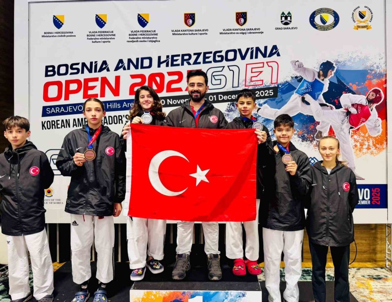 Aliağa Gençlik Merkezi Spor Kulübü taekwondo takımı, Bosna Hersek'te düzenlenen