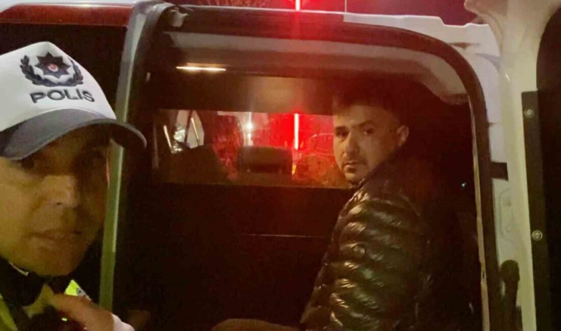 Aksaray’da Alkollü Sürücü Emniyet Müdür Yardımcısının Aracına Çarptı, Yakalandı Aksaray'da alkollü olarak araç kullanan Miraç Mustafa A., ışıkta bekleyen