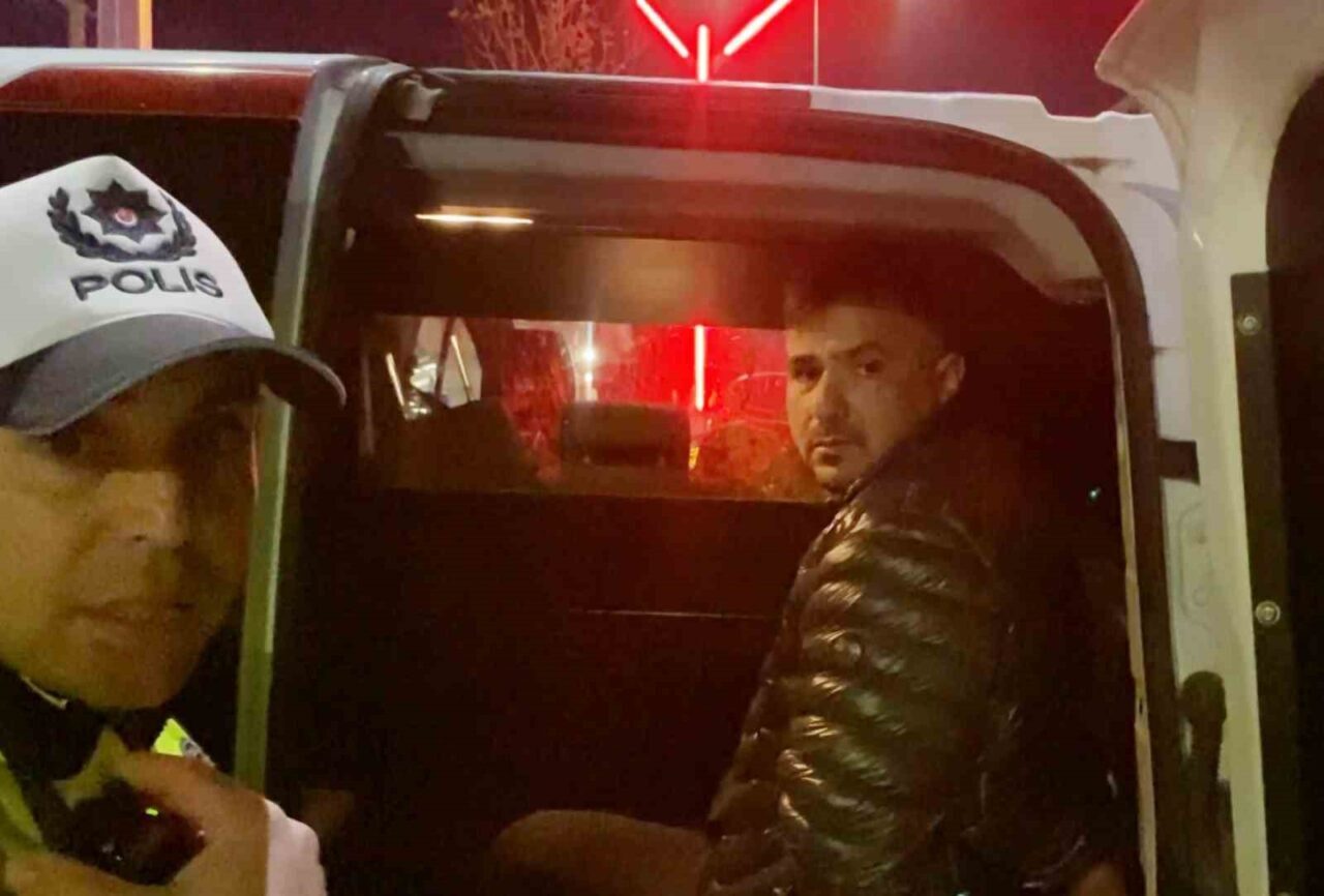 Aksaray'da alkollü olarak araç kullanan Miraç Mustafa A., ışıkta bekleyen