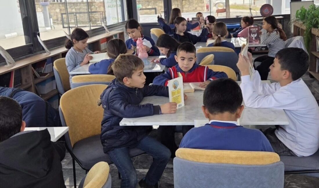 Zafer İlkokulu Öğrencileri, “Okuyan Nesil” Projesi Kapsamında Kitap Kafede Okuma Etkinliği Düzenledi Altıntaş Kaymakamlığı ve İlçe Milli Eğitim Müdürlüğü iş birliğiyle yürütülen