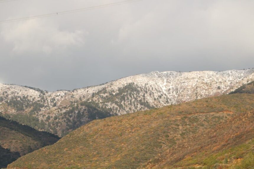 Hatay’ın dağlık alanlarında kar yağışı etkili oldu, Amanos etekleri beyaza kaplandı.