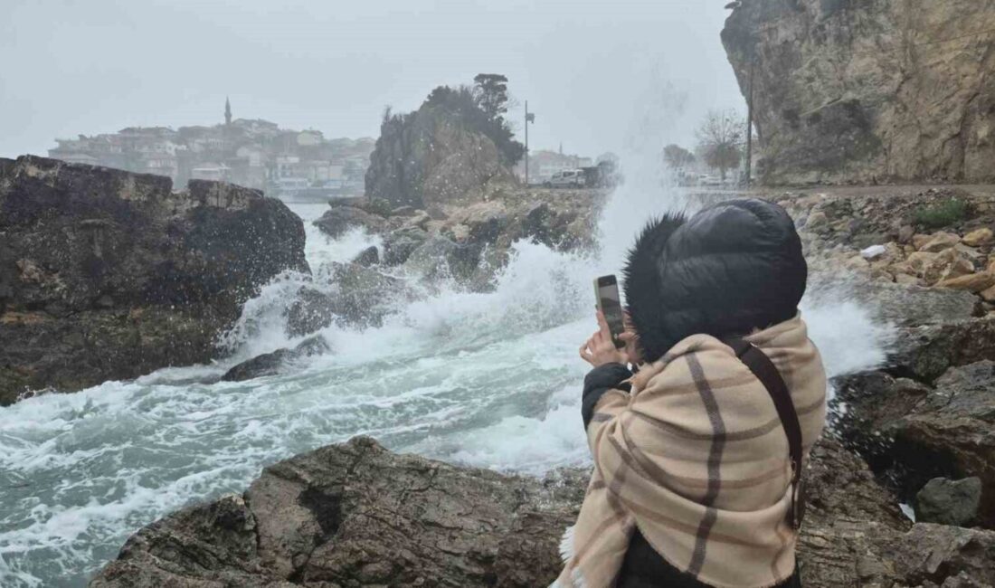Amasra’da Şiddetli Rüzgarla Birlikte Dalgalar 3 Metreyi Aştı Bartın'ın Amasra ilçesinde etkili olan şiddetli rüzgar, Karadeniz'de 3 metreyi