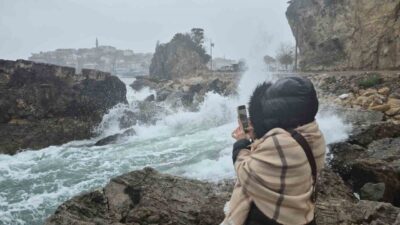 Bartın'ın Amasra ilçesinde etkili olan şiddetli rüzgar, Karadeniz'de 3 metreyi