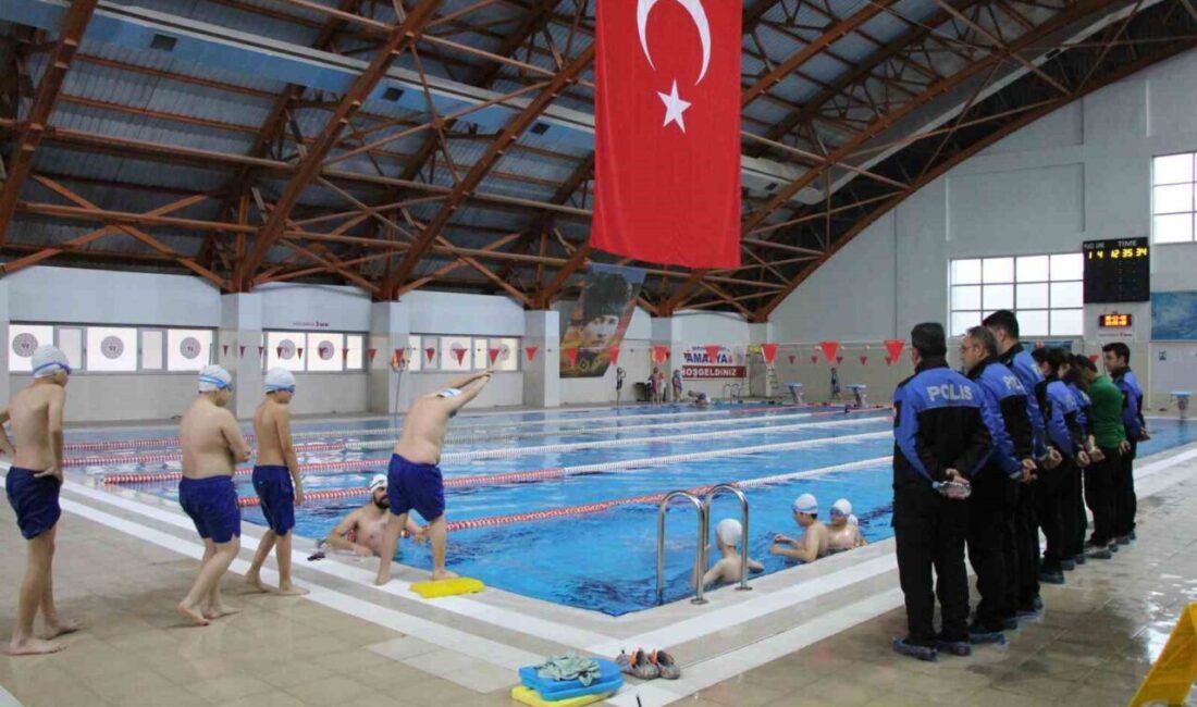 Amasya’da Ücretsiz Yüzme Kursu ile Annelerin Çocuklarına Sağlanan İmkanlar, Geçmişe Özlem Yarattı Amasya'da düzenlenen yüzme kursuna katılan 15 çocuk, polislerin desteğiyle ücretsiz