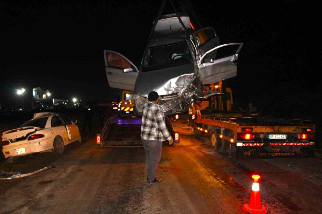 Amasya'da gerçekleşen trafik kazasında iki otomobil kafa kafaya çarpıştı, sonuçta