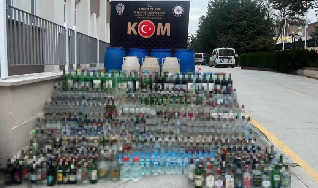 Merzifon’da Yapılan Operasyonda 615 Şişe ve 30 Bidon Kaçak Alkol Ele Geçirildi Amasya'nın Merzifon ilçesinde gerçekleştirilen bir operasyonda, polisin iki şüphelinin evlerinde
