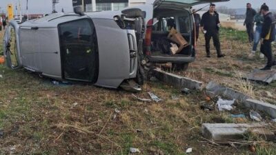 Amasya'nın Merzifon ilçesinde meydana gelen kazada iki kamyonet çarpıştı. Şeref