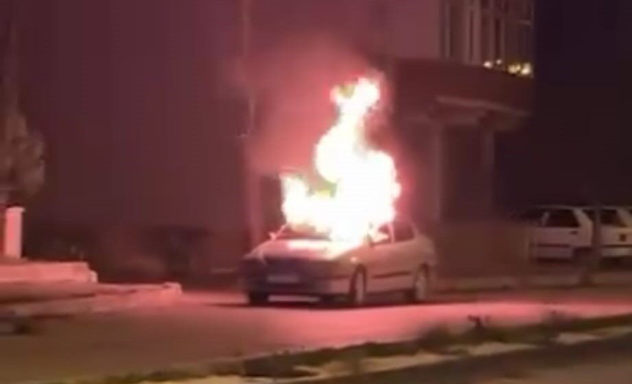 Gümüşhacıköy’de Hastane Önünde Park Halindeki Araç Yangına Teslim Oldu Amasya'nın Gümüşhacıköy ilçesinde, Ferdi A. sürücüsünün aniden alev alan 05