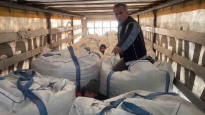 Amasya'da düzenlenen operasyonda, tırın dorsesinde gizlenen 13 Afgan kaçak göçmen