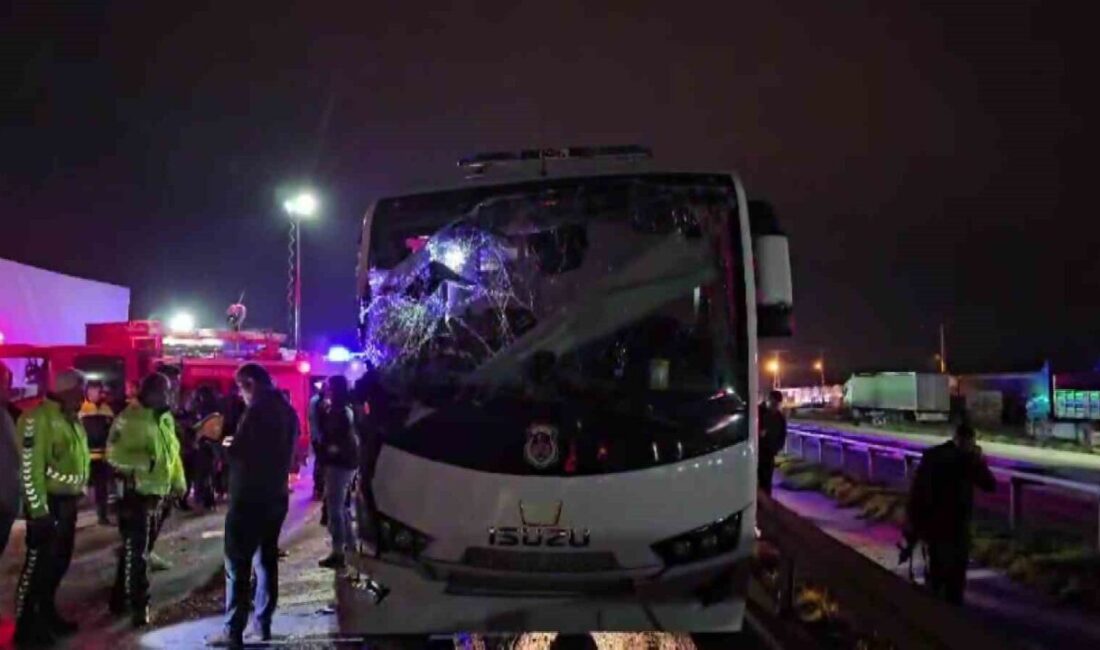 Amasya'nın Merzifon ilçesinde meydana gelen zincirleme kazada 23 kişi yaralandı.