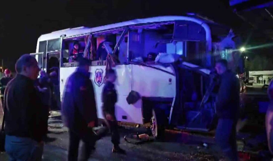Merzifon’da Üç Araçla Gerçekleşen Zincirleme Kazada Çok Sayıda Yaralı Bulundu Amasya'nın Merzifon ilçesinde Amasya–Samsun karayolunda, bir otomobil, tır ve midibüsün