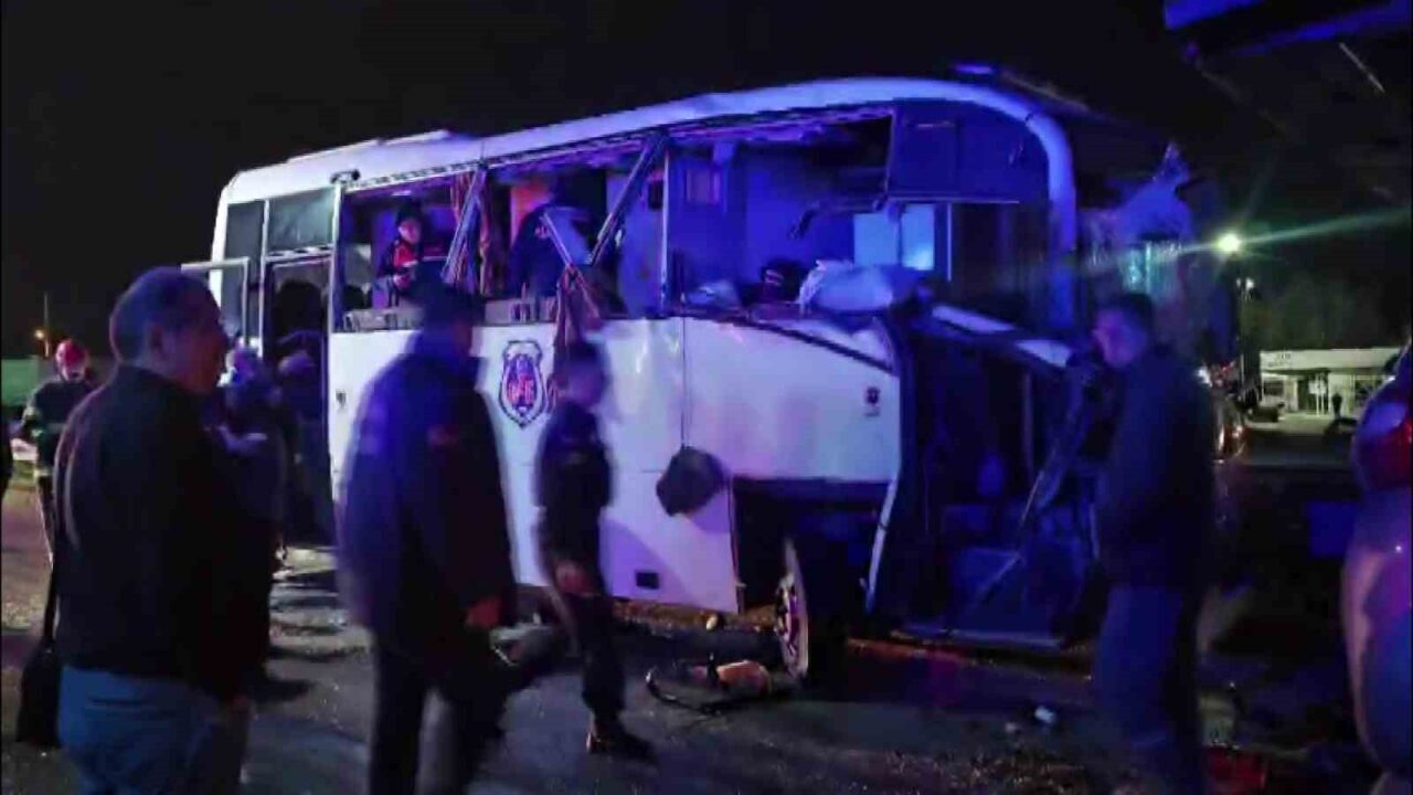 Amasya'nın Merzifon ilçesinde Amasya–Samsun karayolunda, bir otomobil, tır ve midibüsün