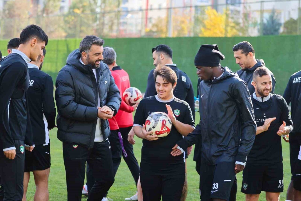 Down sendromlu Zınar Altuntaş, Amed Sportif Faaliyetler’in teknik direktörü olma