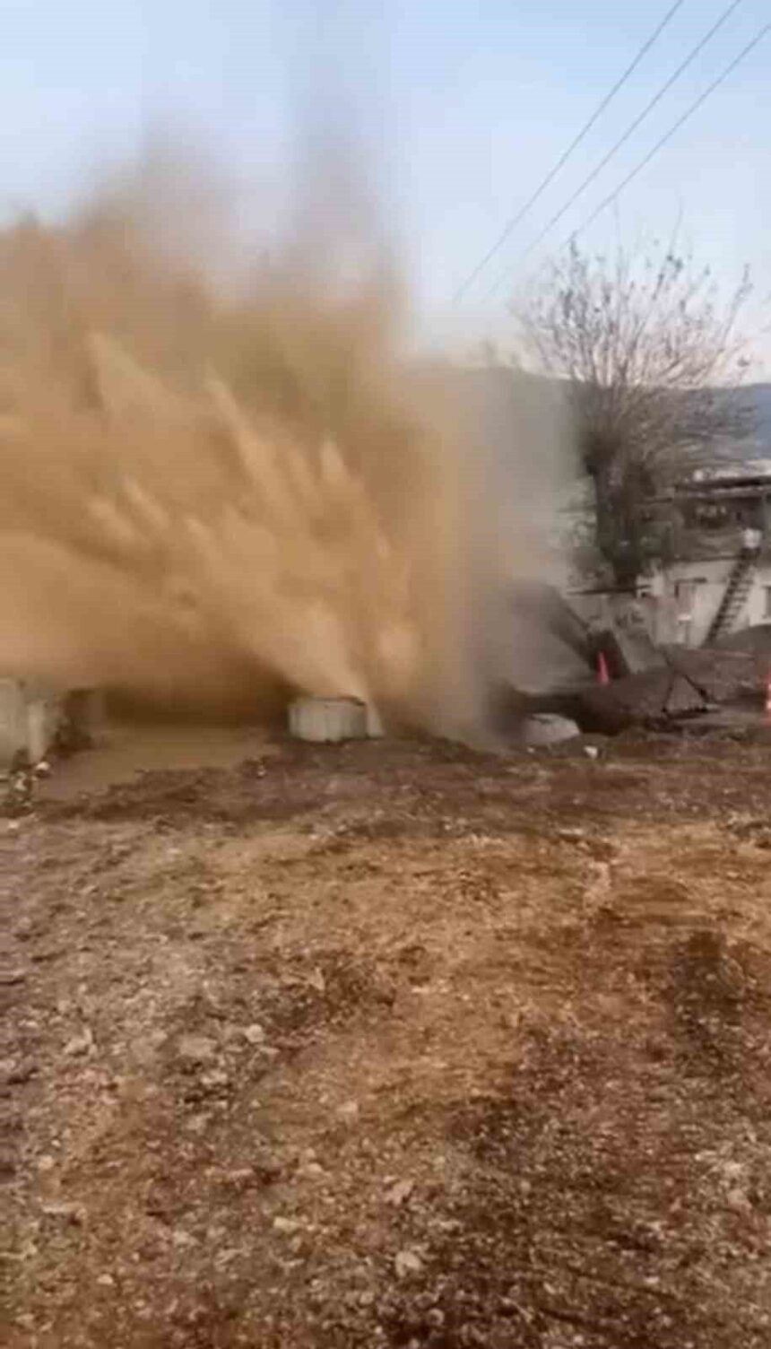 İskenderun’da kanalizasyon çalışmaları sırasında su hattında patlama meydana geldi.