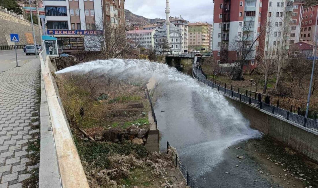 Gümüşhane’de Su Tedarik Hattında Meydana Gelen Hata, Tonlarca İçme Suyunun İsrafına Yol Açtı Gümüşhane'nin Karaer Mahallesi'nde su boru hattı tadilatı sırasında açılan vana,