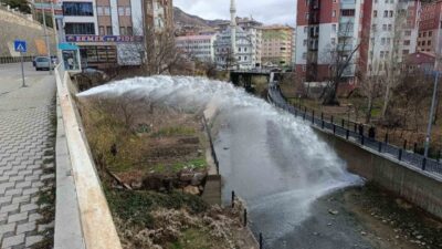 Gümüşhane'nin Karaer Mahallesi'nde su boru hattı tadilatı sırasında açılan vana,