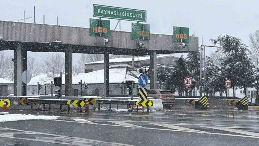 Düzce’de Kar Yağışı Nedeniyle Anadolu Otoyolu Bolu Dağı Geçişi Kısmen Trafiğe Kapandı