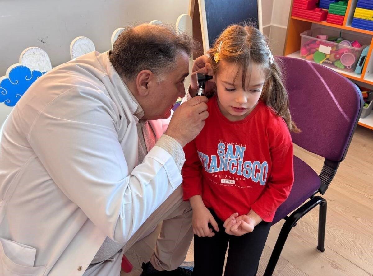 Afyonkarahisar'daki 15 Temmuz Şehitler Anaokulu'nda miniklere sağlık taraması yapıldı. AFSÜ